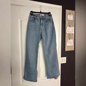 Abercrombie 90s relaxed high rise jean with split hem bottom 26/2